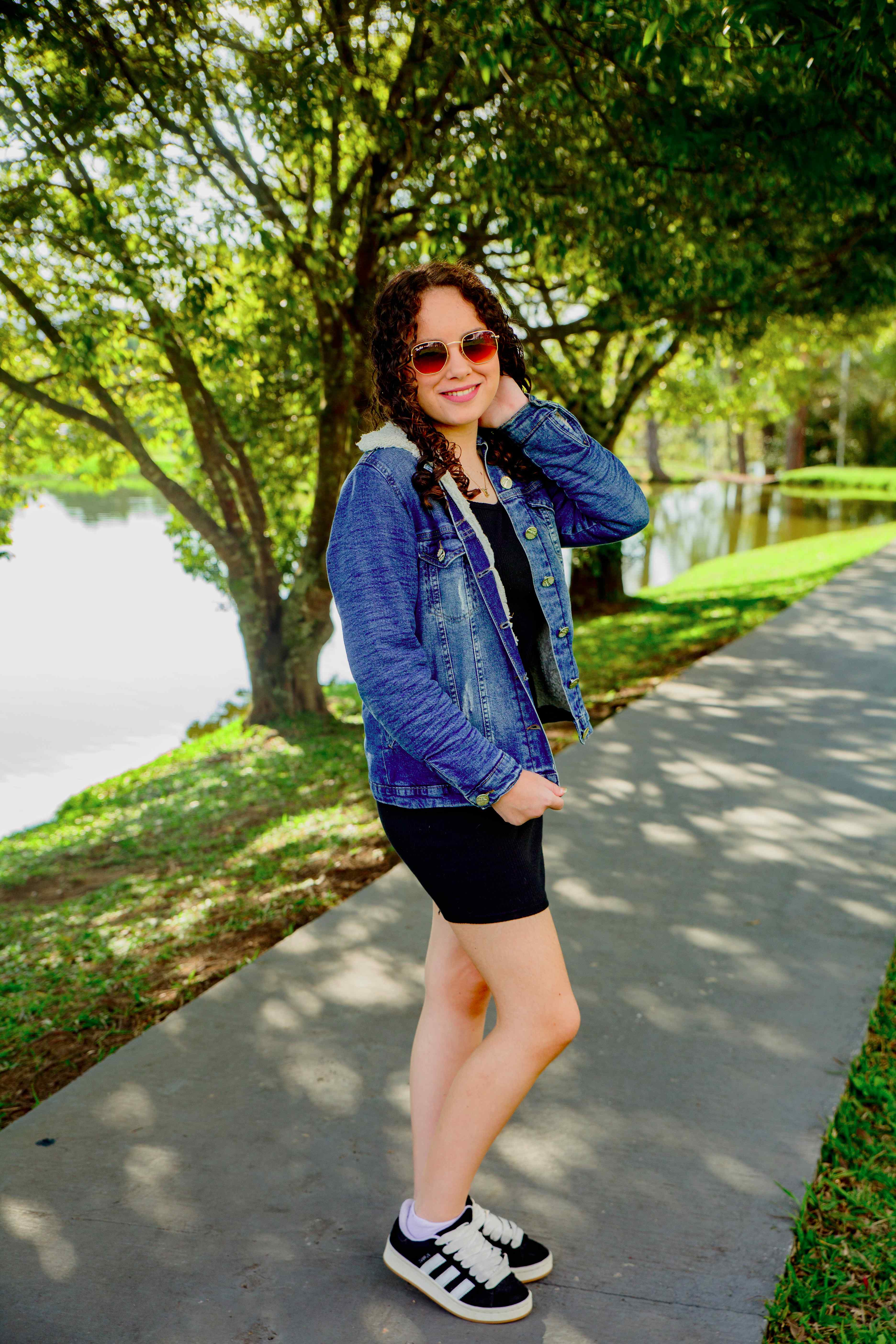 Isabella posando no parque