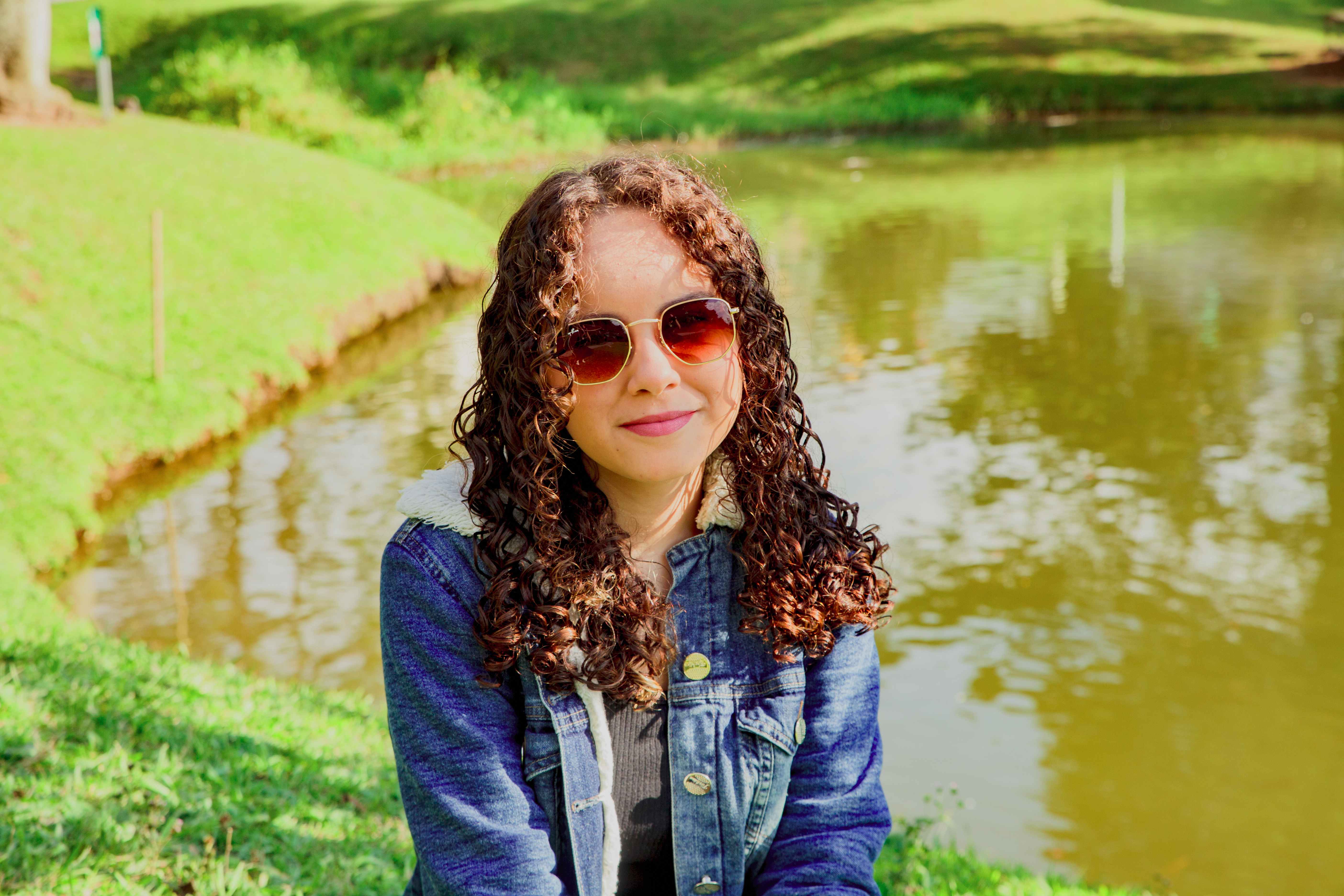 Isabella próxima ao lago